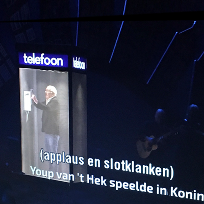 Youp van 't Hek in Gispen telefooncel in afscheidsshow 'De laatste ronde'
